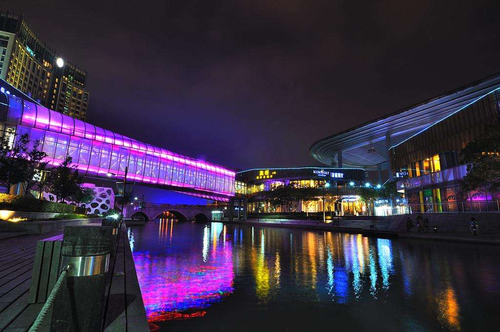 邯鄲市磁縣溢泉湖風(fēng)景區(qū)標(biāo)志性建筑 摩天輪夜景成功亮燈驗(yàn)收